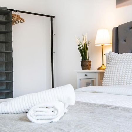 Cozy Townhouse In The Heart Of Greater Manchester Villa ภายนอก รูปภาพ
