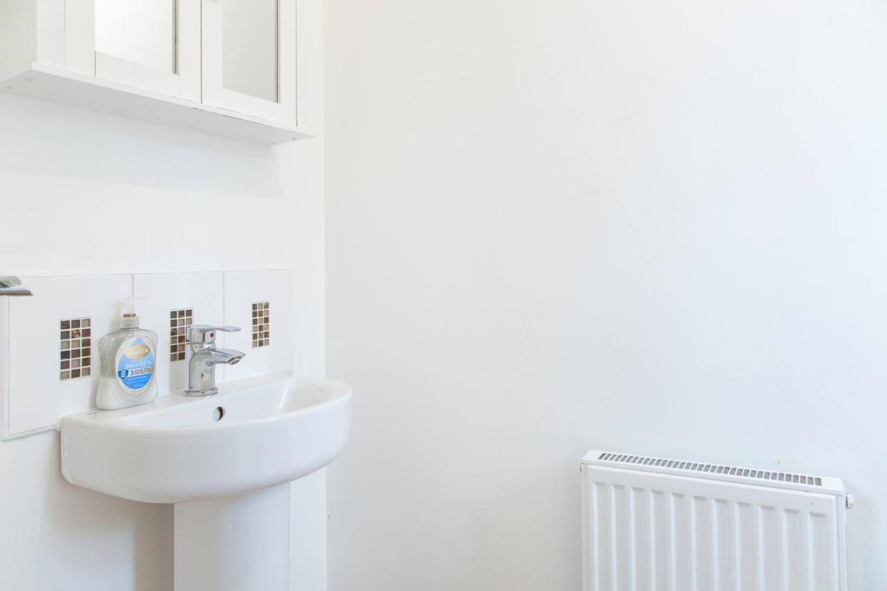 Cozy Townhouse In The Heart Of Greater Manchester Villa ภายนอก รูปภาพ