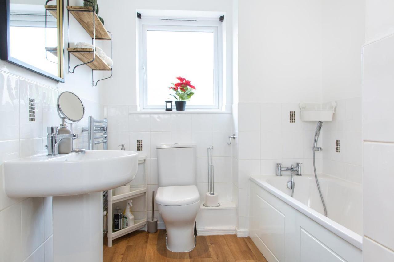 Cozy Townhouse In The Heart Of Greater Manchester Villa ภายนอก รูปภาพ