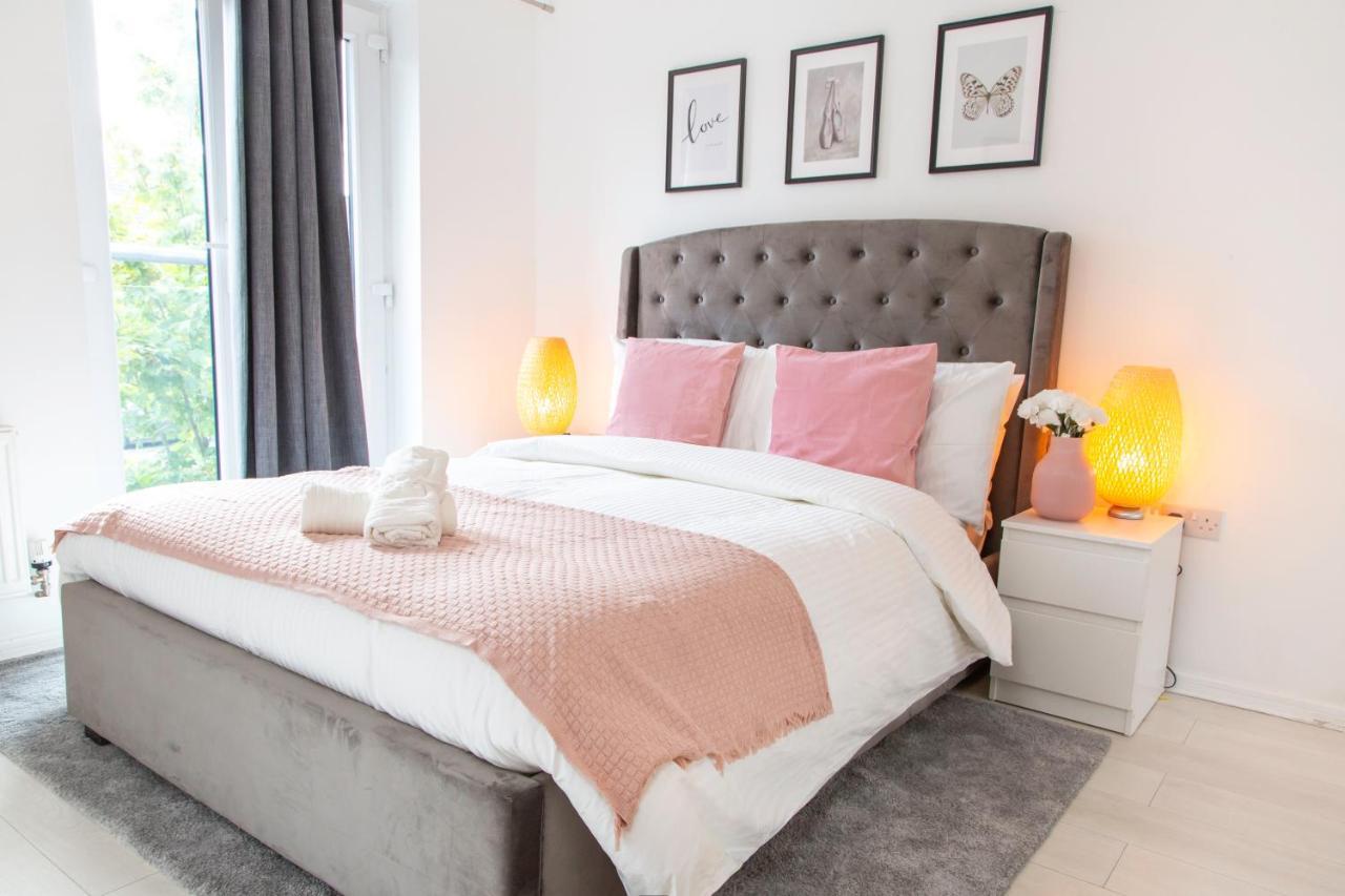 Cozy Townhouse In The Heart Of Greater Manchester Villa ภายนอก รูปภาพ